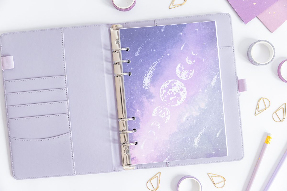 Titelseite für Ringbuchplaner – Violette Galaxie