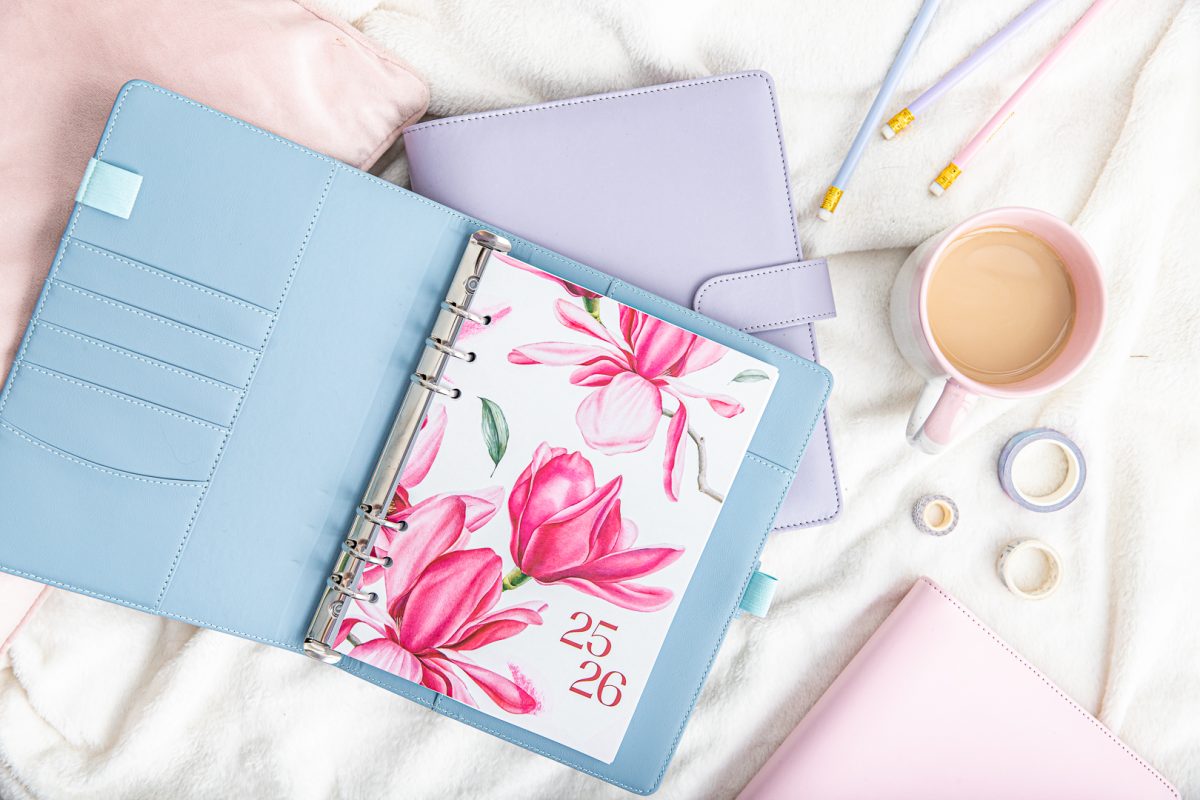 Organizer mit Blau Cover und Titelseite Magnolia Blossom