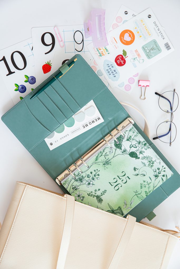 Lehrerkalender mit Salbei-Cover und titelseite Romantic Herbarium