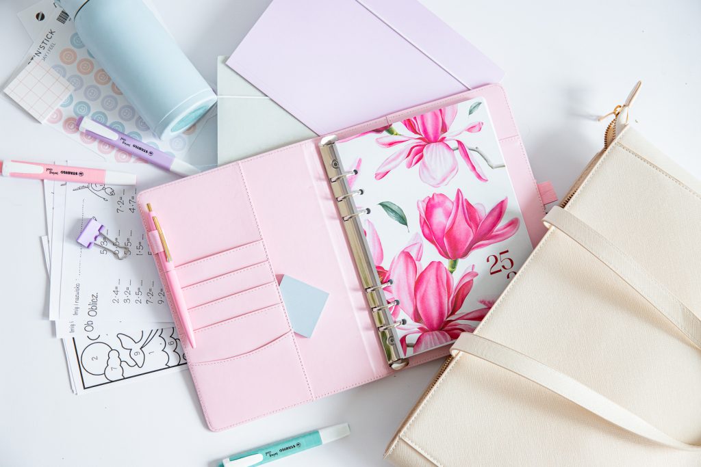 Organizer mit Puderossa Cover und Titelseite Magnolia Blossom