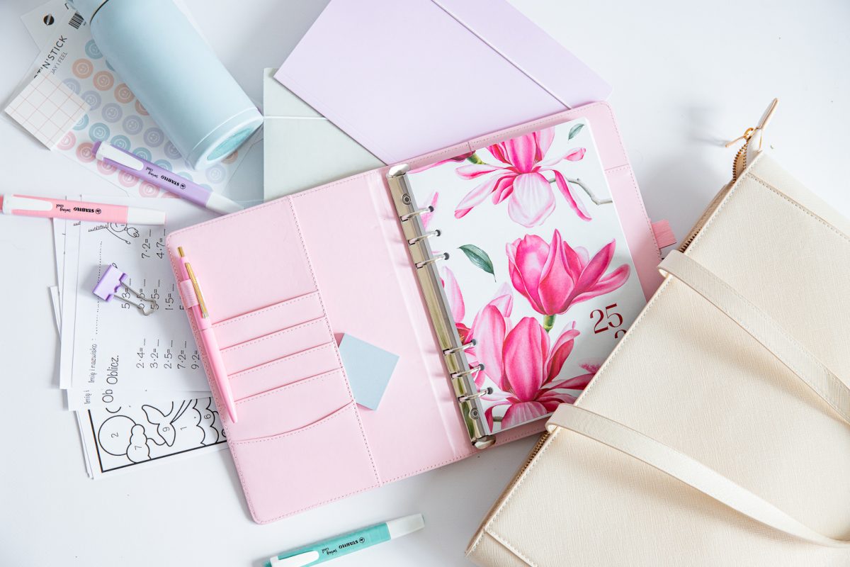 Organizer mit Puderossa Cover und Titelseite Magnolia Blossom