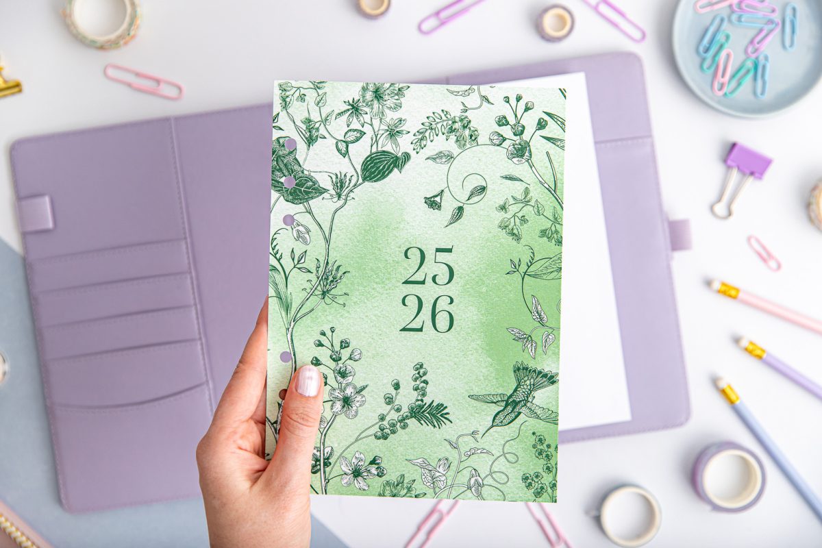 Titleseite Romantic Herbarium im Organizer mit Violett Cover