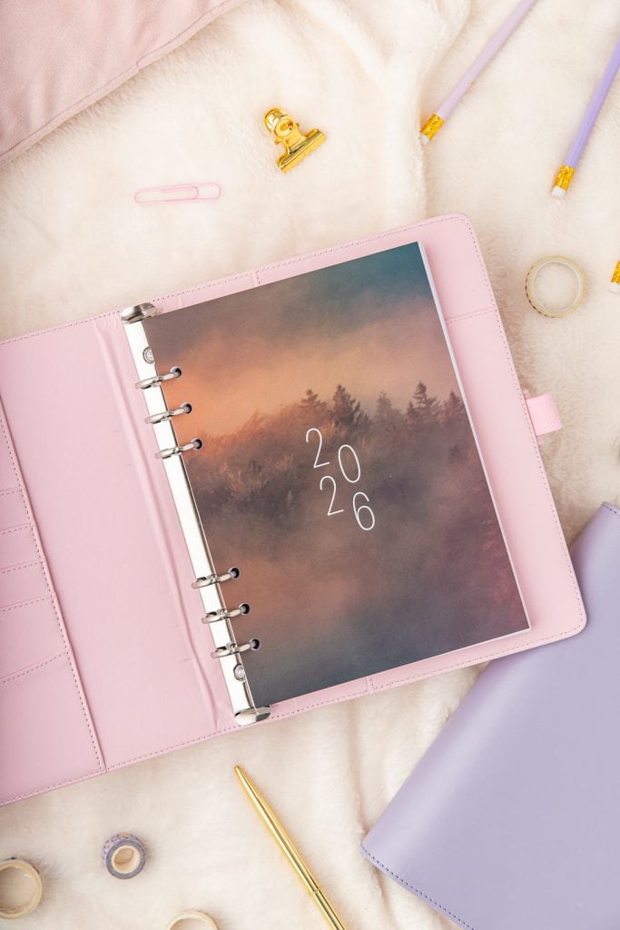 Titelseite Forest Down fuer deinen Organizer 2026