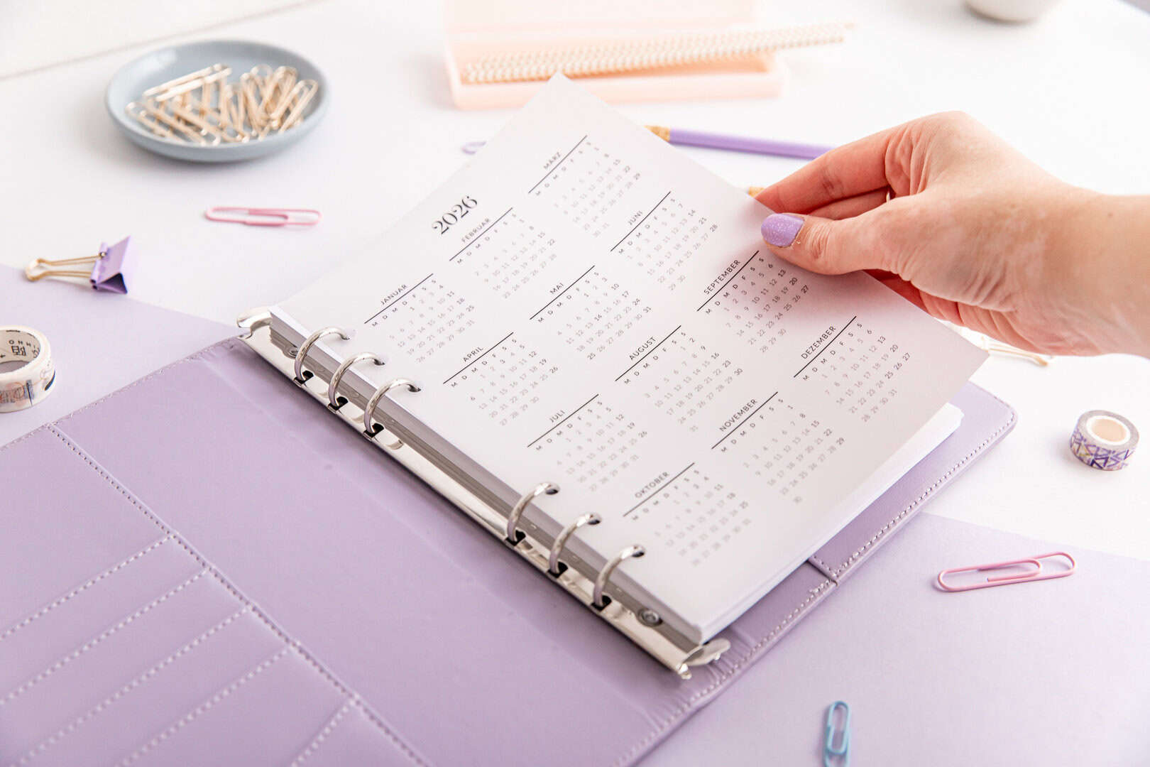 Jahresübersicht 2026 Transparentpapier in der Hand
