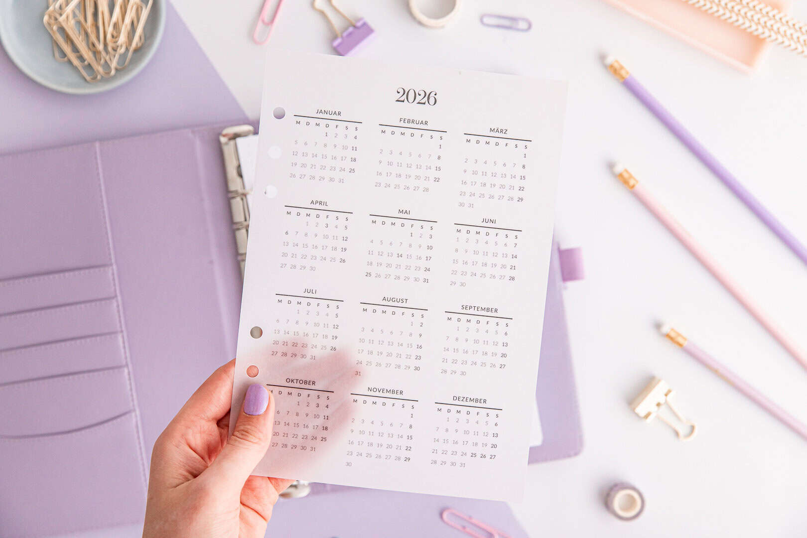 Jahresübersicht 2026 Transparentpapier in der Hand