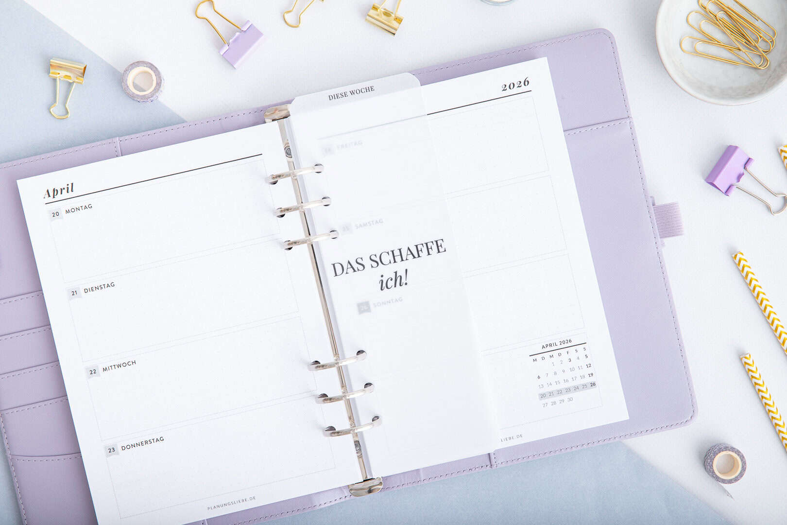 Lesezeichen aus Transparentpapier im Ringbuchplaner eingeheftet