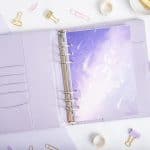Titelseite für Ringbuchplaner – Violette Galaxie